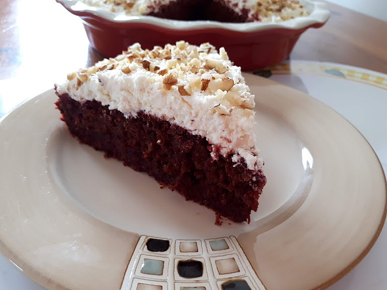 Špaldový koláč s červenou řepou, ořechy a krémem z tvarohu a mascarpone_5ff6c335df31b.jpeg