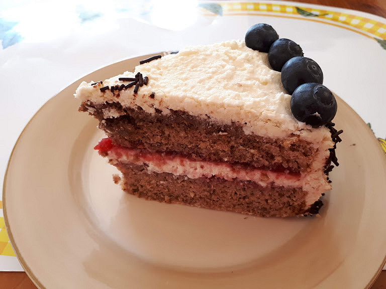 Špaldový ořechový dort s mascarpone-tvarohovým krémem_5ff6bec26fccd.jpeg