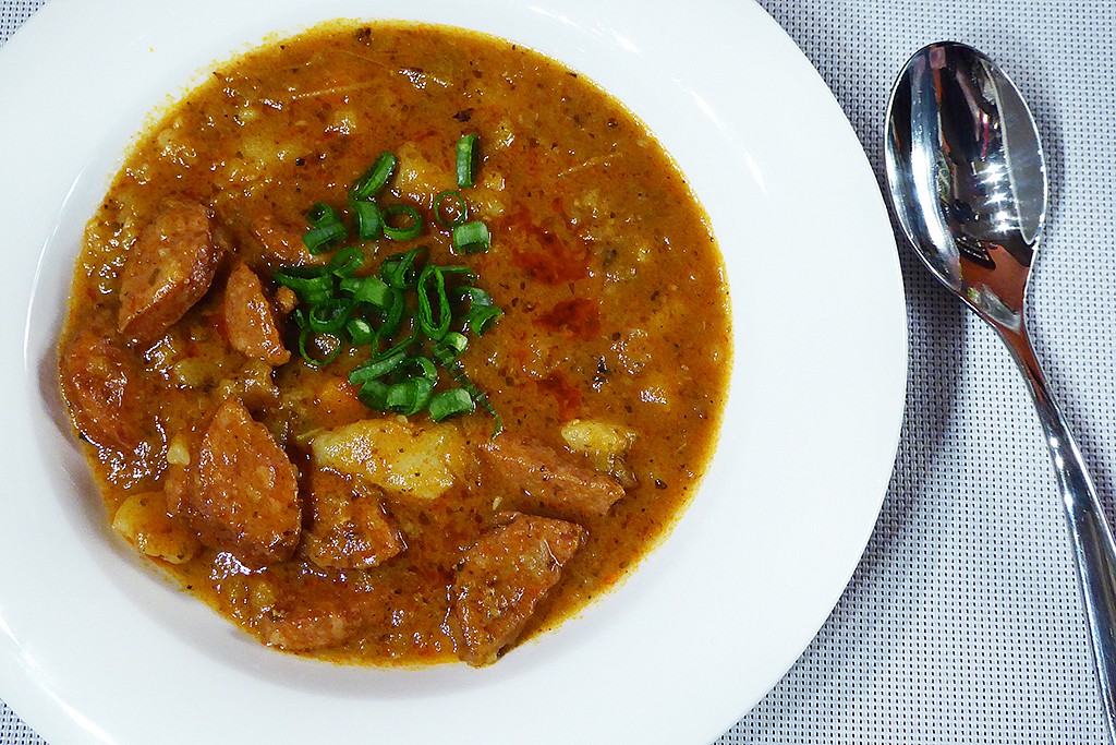 Špekáčkový guláš s brambory a ostrou paprikou