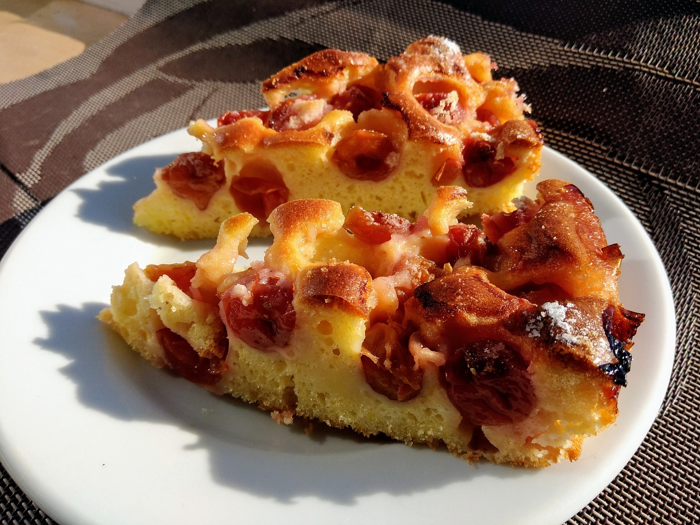 Šťavnatá mirabelková bublanina z tvarohu a pudinků