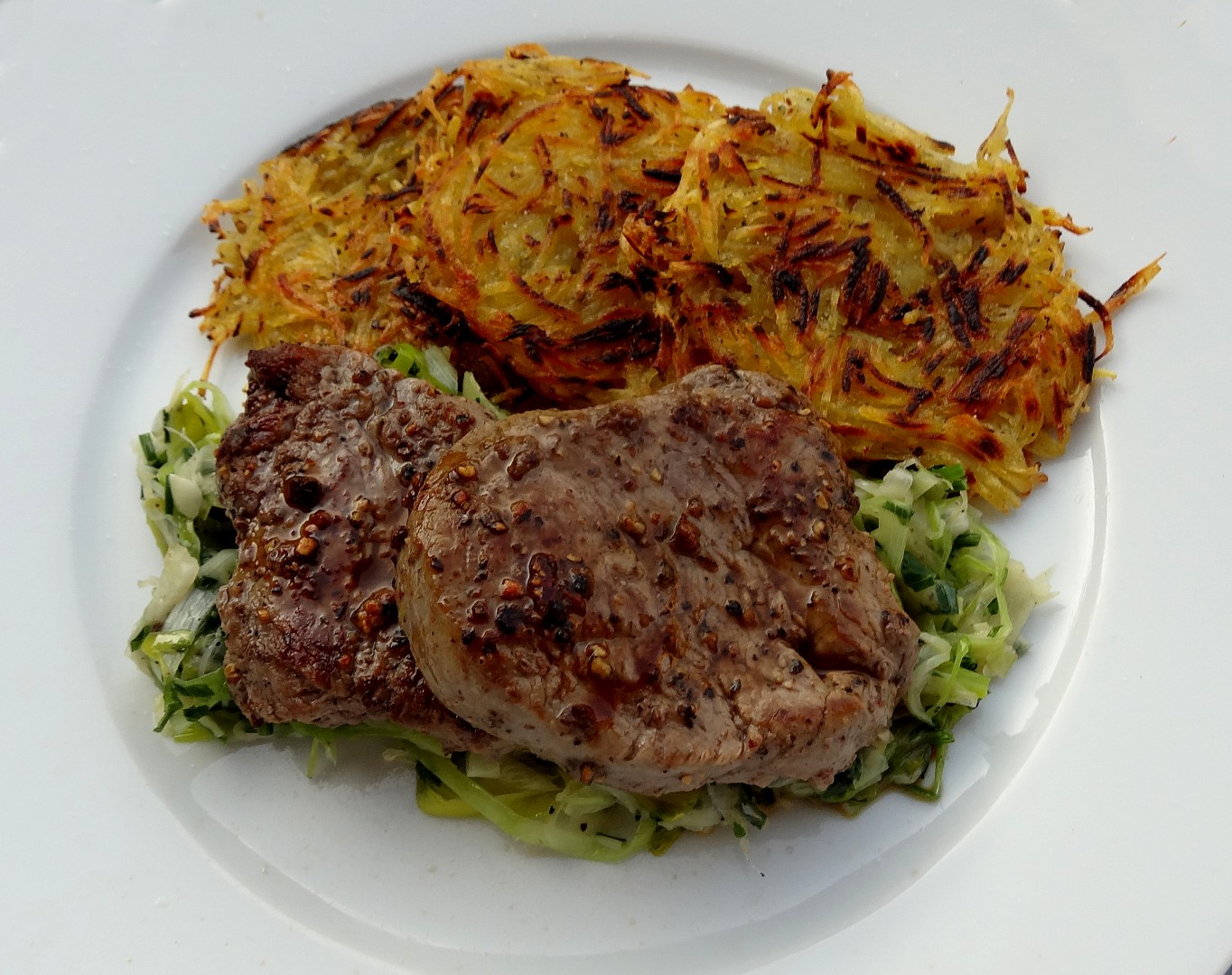 Steak z hovězí svíčkové s pórkovou trávou_5ff6e3302a898.jpeg