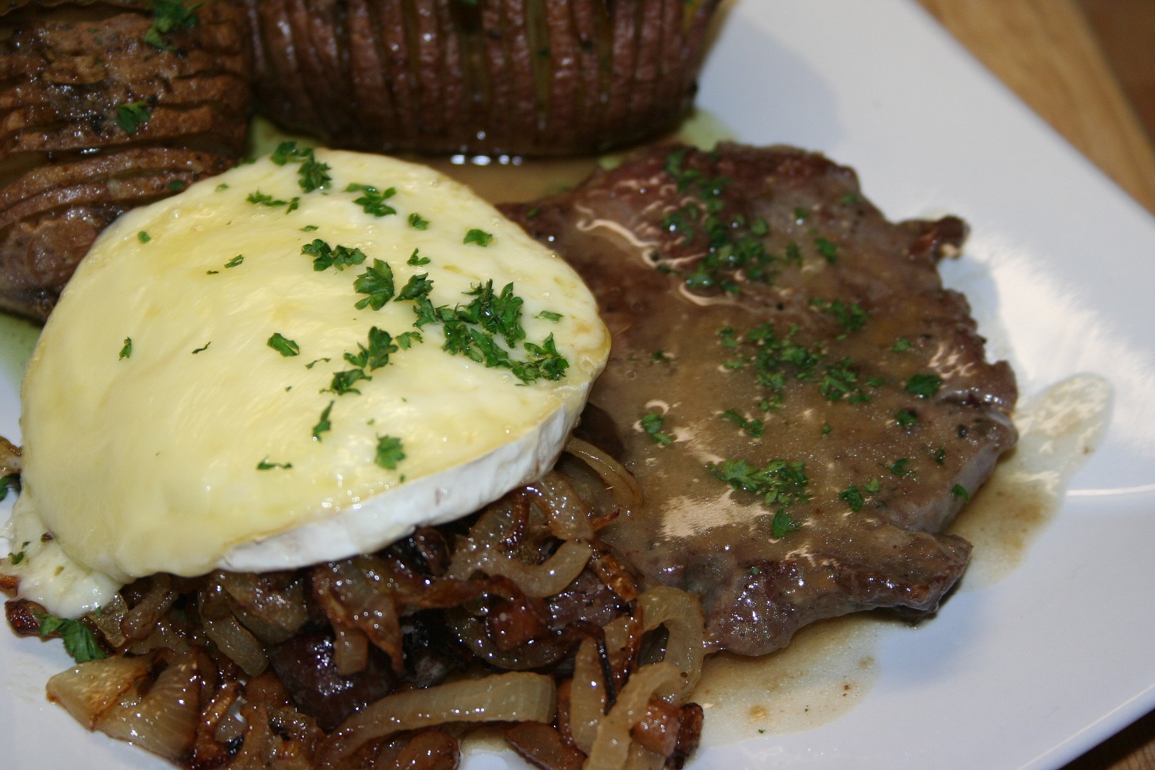 Steak z nízkého roštěnce s cibulkou restovanou na špeku a rozpečeným Hermelínem_5ffa44aff2997.jpeg