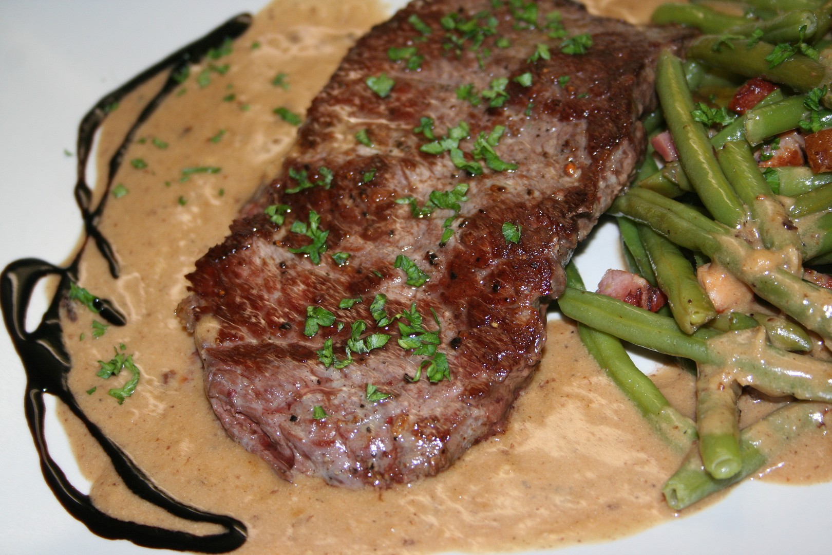 Steak z nízkého roštěnce se smetanovo-křenovou omáčkou a zelenými fazolkami_5ffa3bef6a813.jpeg