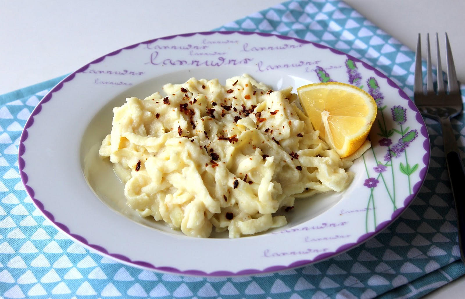 Štíhlé nudle s květákovou omáčkou