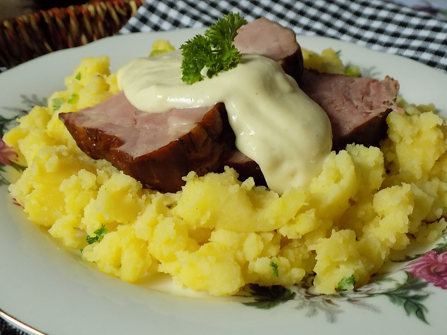 Šťouchané  brambory s uzeným masem a „voňavou“ čepicí_5ff72c2f4f098.jpeg