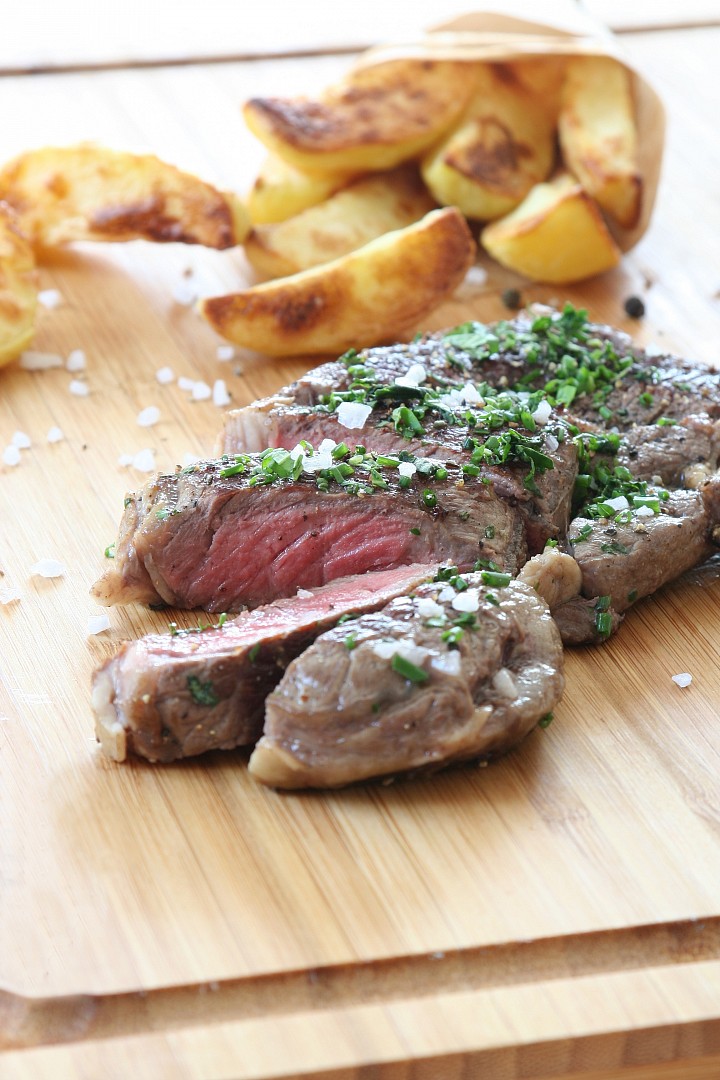 Striploin steak s pečenými steakovými hranolky_5ff7a4a27767e.jpeg