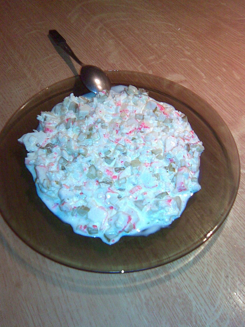 Surimi (krabí) tyčinky – salát_5ffb67417dc4b.jpeg