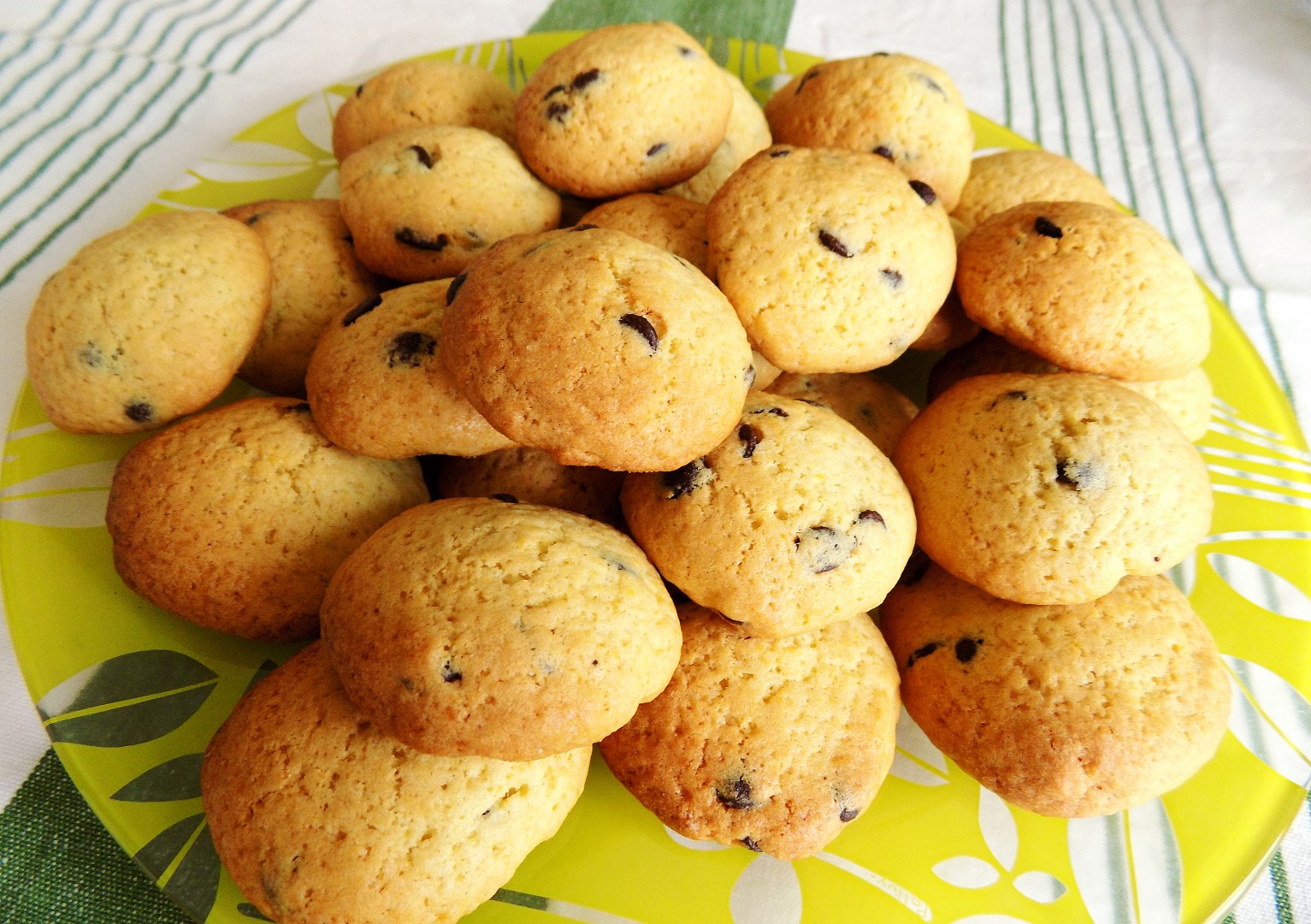 Sušenky s kousky čokolády (cookies)_5ff8f7a6f3a81.jpeg