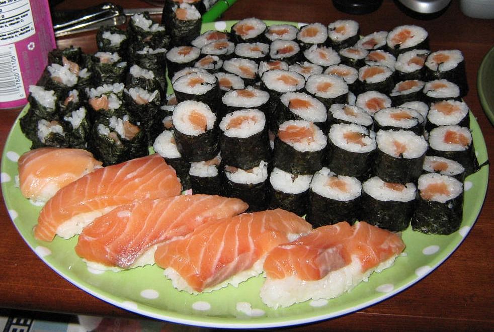 Sushi s lososem_5ffda7146e5b4.jpeg