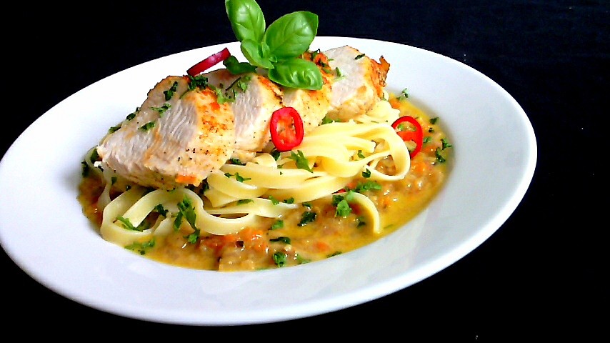 Tagliatelle na smetanovo – zeleninovém základu s grilovaným kuřecím prsem_5ff7a4da67b91.jpeg