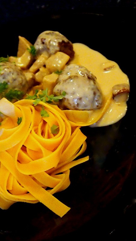 Tagliatelle s hříbkovou omáčkou a masovými koulemi_5ff7c82dc2669.jpeg