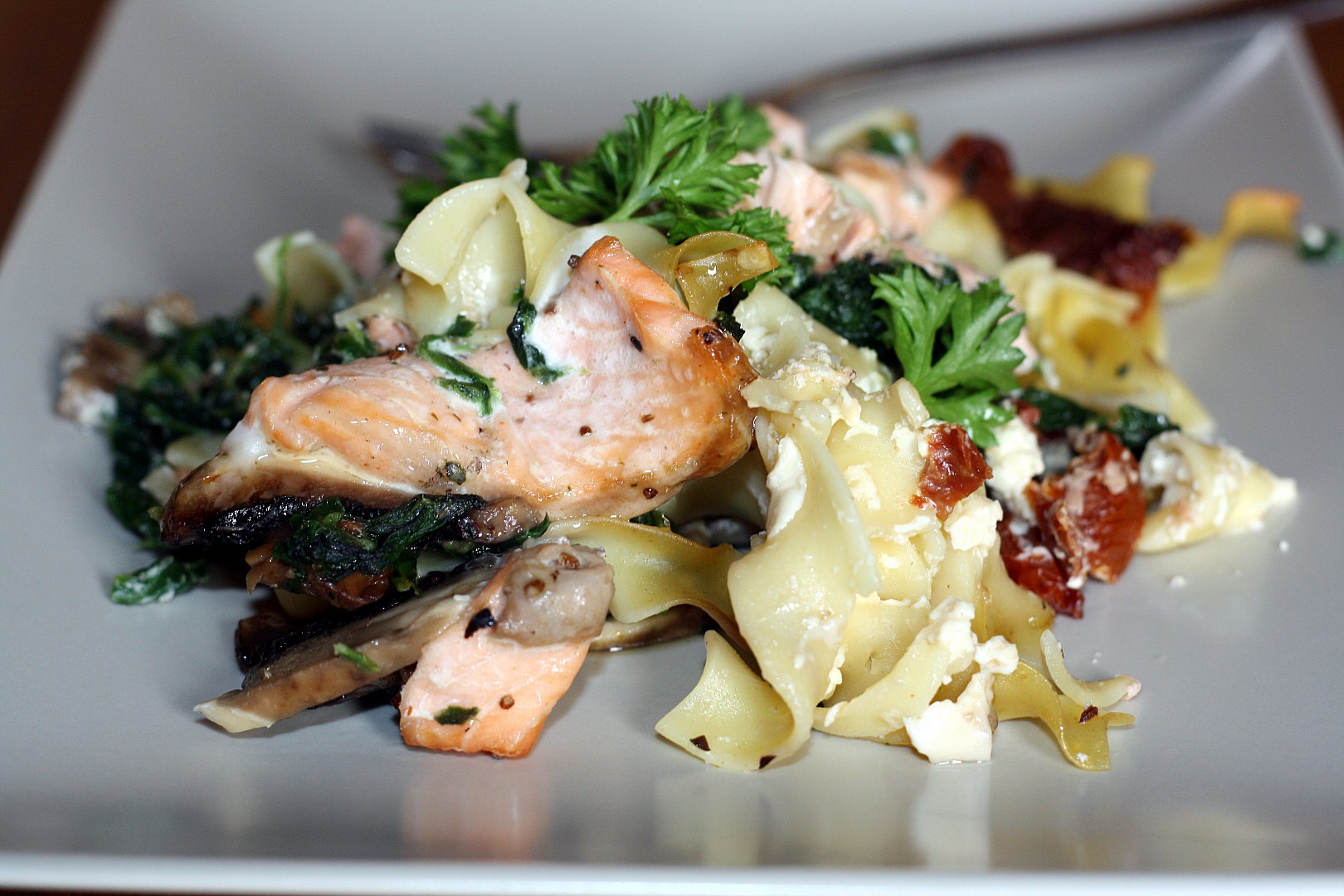 Tagliatelle s lososem, špenátem, žampióny a sušenými rajčaty