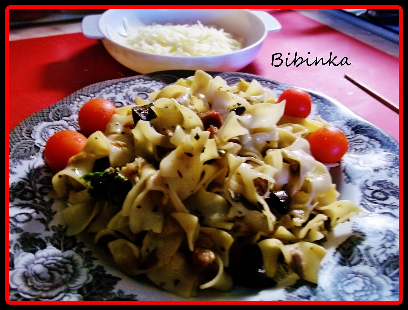 Tagliatelle s uzenou krkovicí, řapíkatým celerem, houbami a bazalkou_5ff946cfe1be4.jpeg