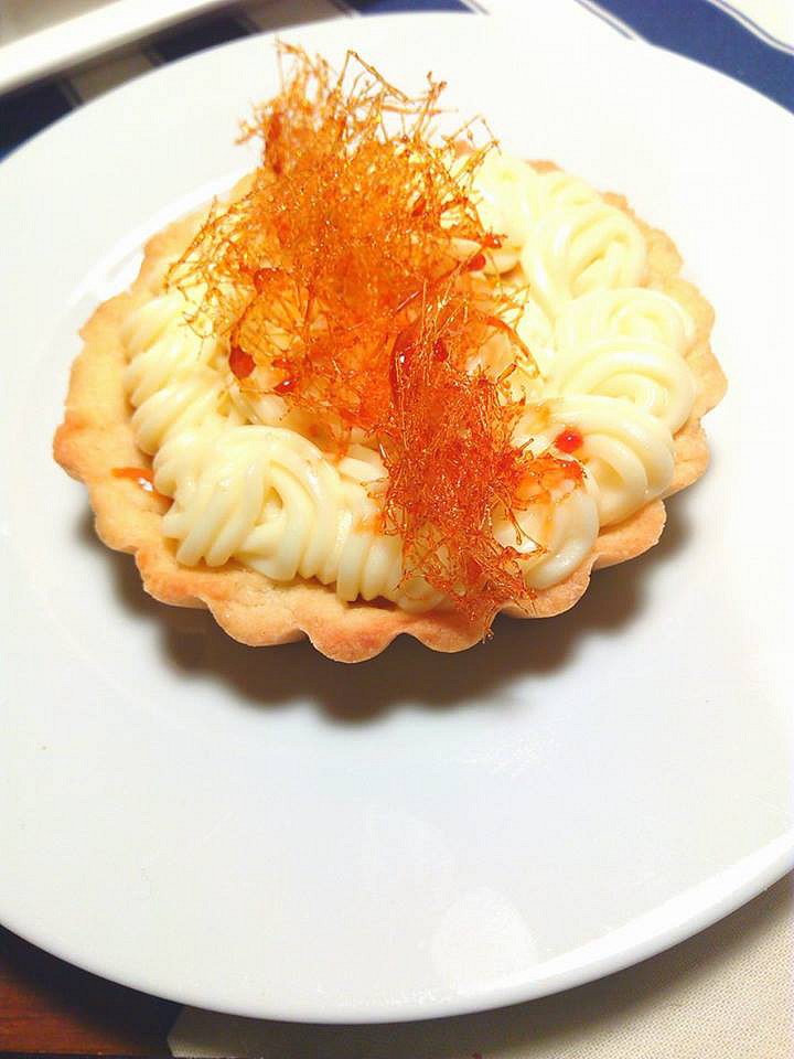 Tartaletka se smetanovým karamelem, vanilkovým krémem a karamelovou ozdobou