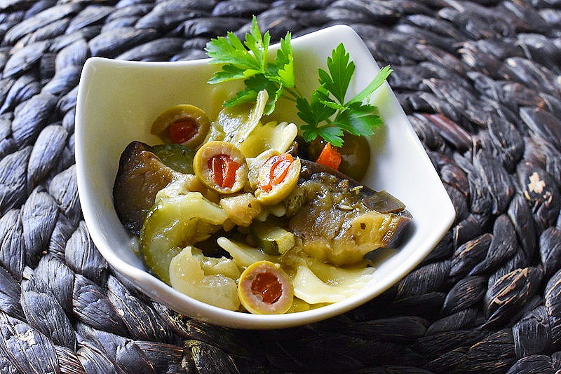 Těstovinový salát s pečenou zeleninou a sýrem