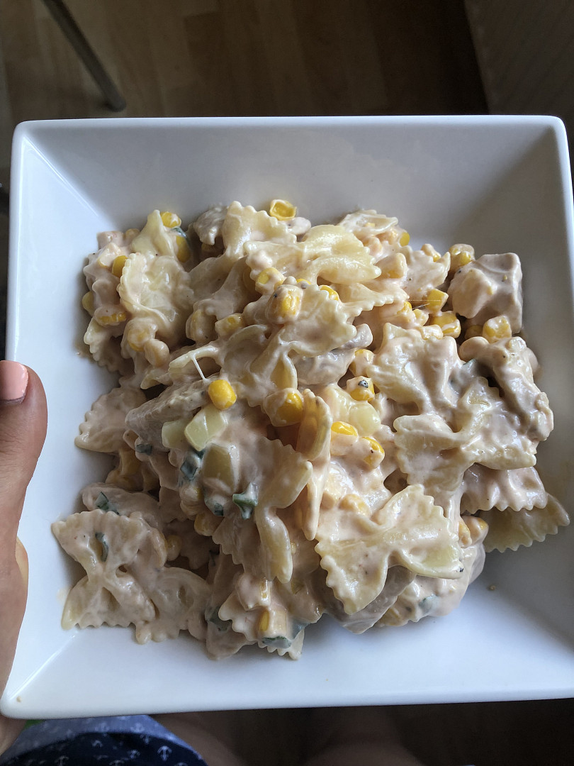 Těstoviny s kuřecím masem a jogurtovou zálivkou