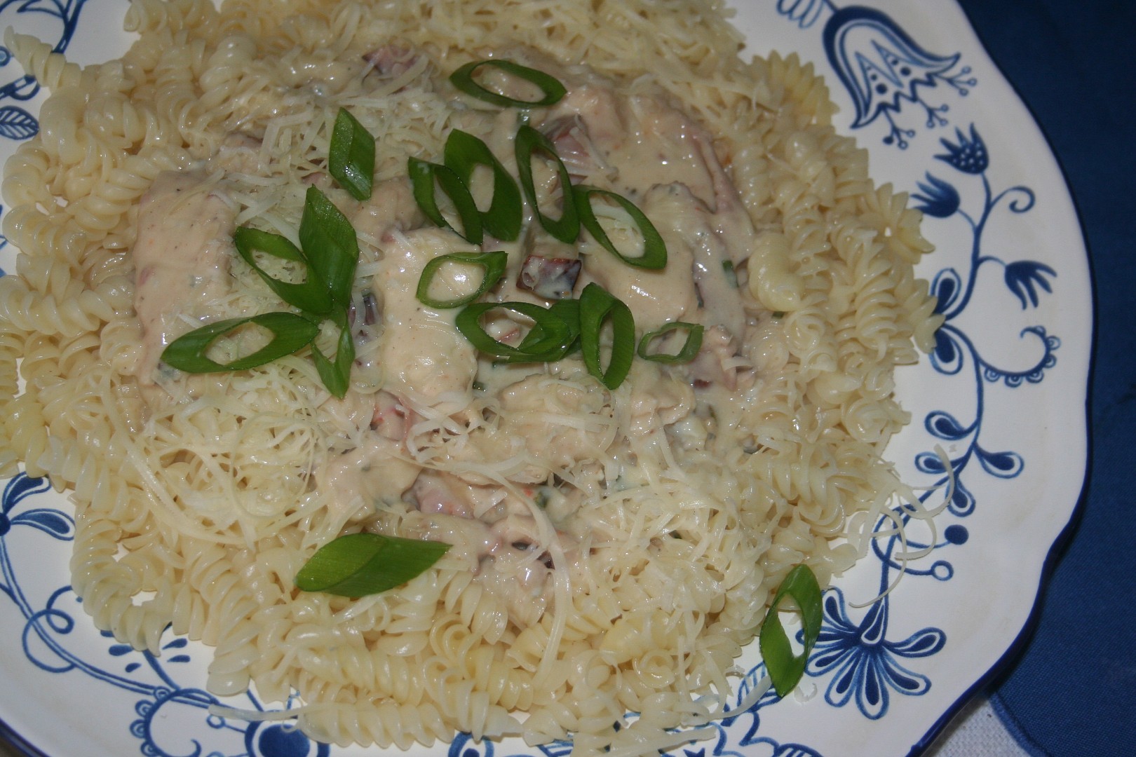 Těstoviny s nivovo-smetanovou omáčkou a kuřecím masem