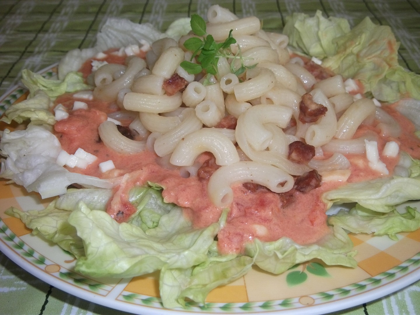 Těstoviny s rajčatovou omáčkou, mozarellou a anglickou slaninou.