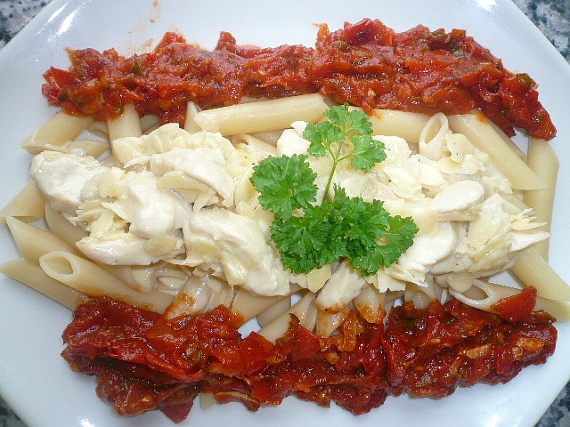 Těstoviny se dvěma omáčkami