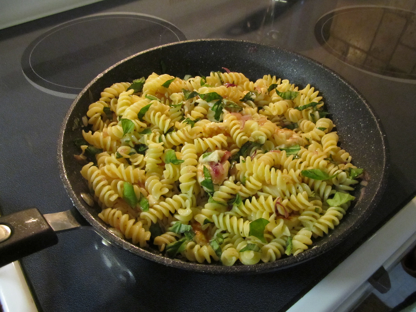 Těstoviny se sýrem Halloumi a s červenou cibulí_5ff6828622ba8.jpeg