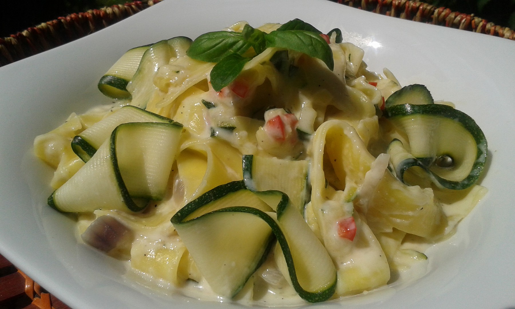 Těstoviny v cuketové omáčce s Nivou