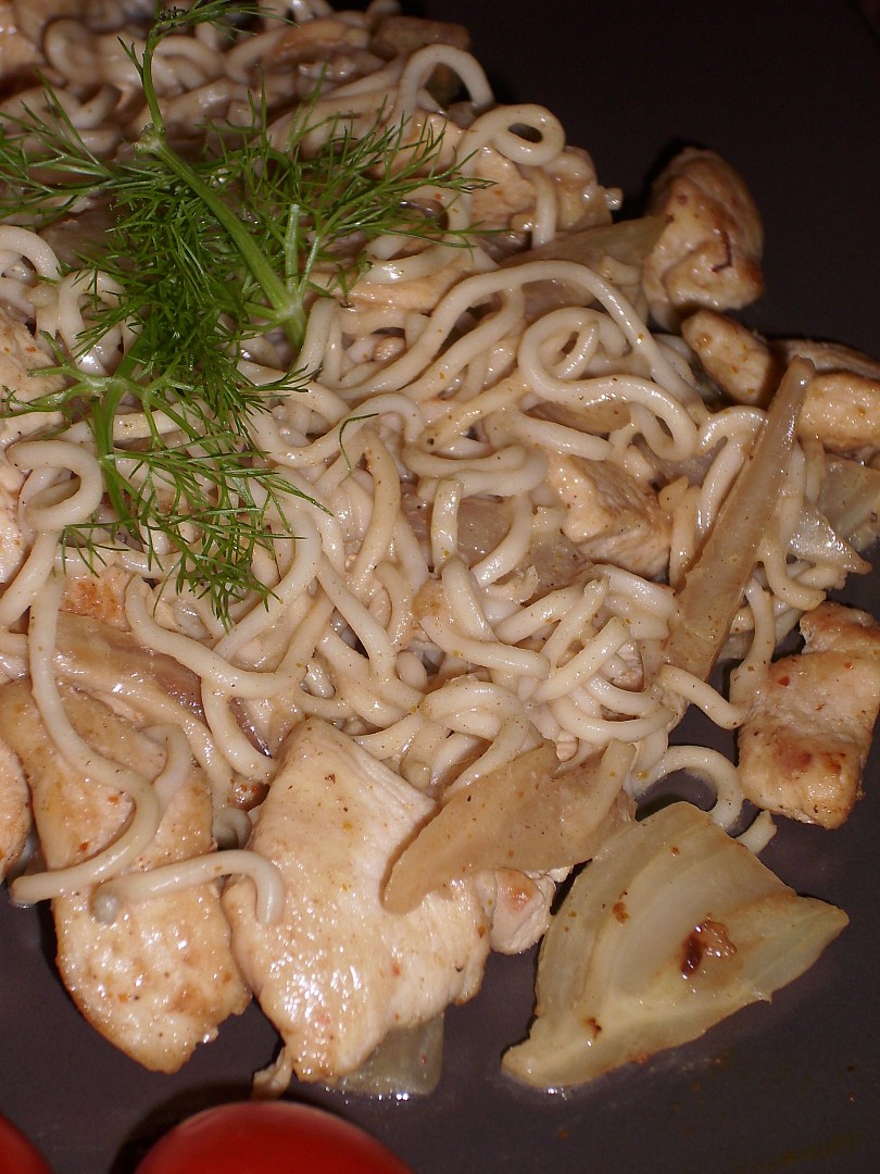 Thajské fenyklové nudle s kuřecími kousky