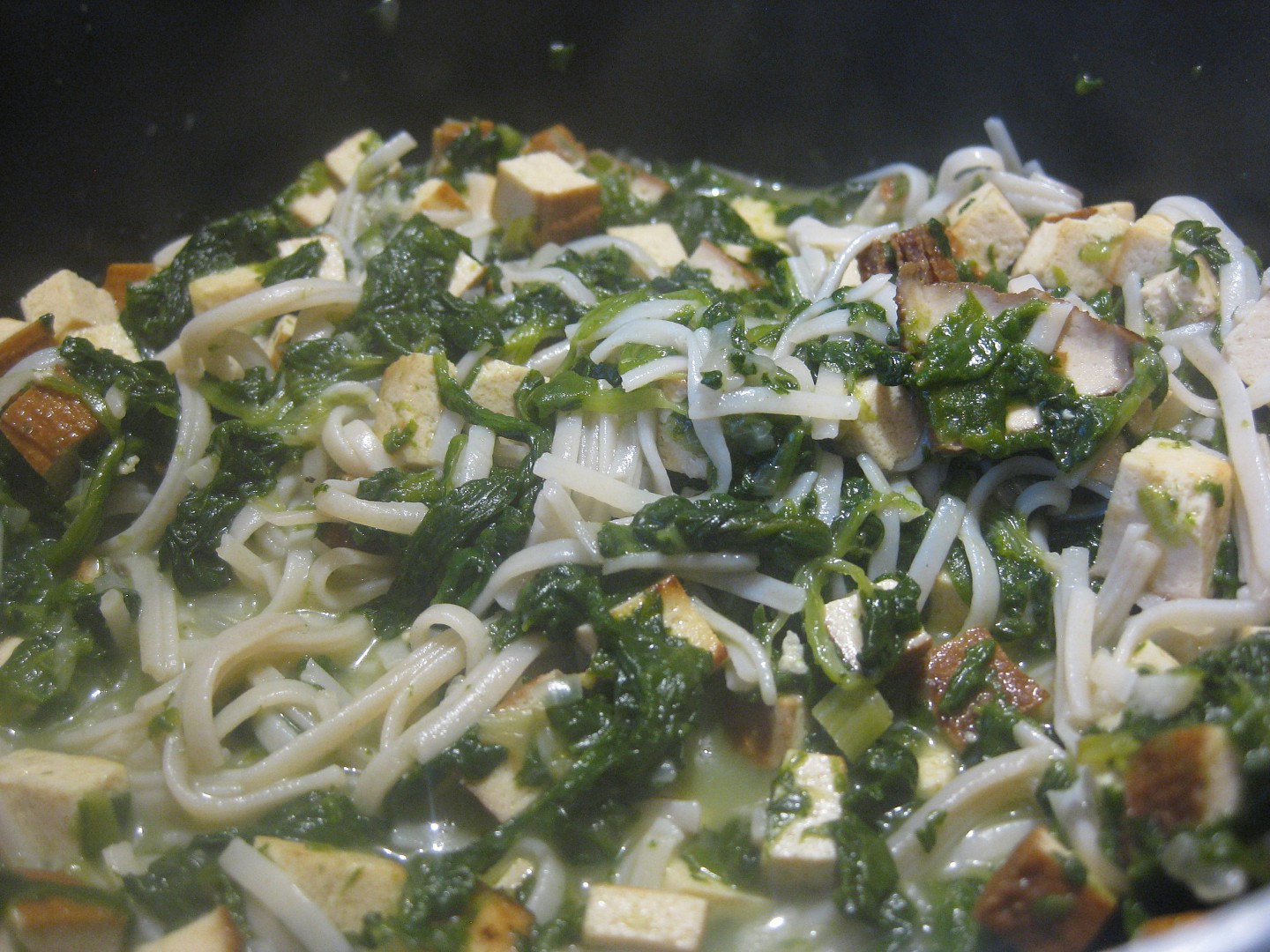 Tofu s listovým špenátem a rýžovými nudlemi_5ff79bbb0303e.jpeg