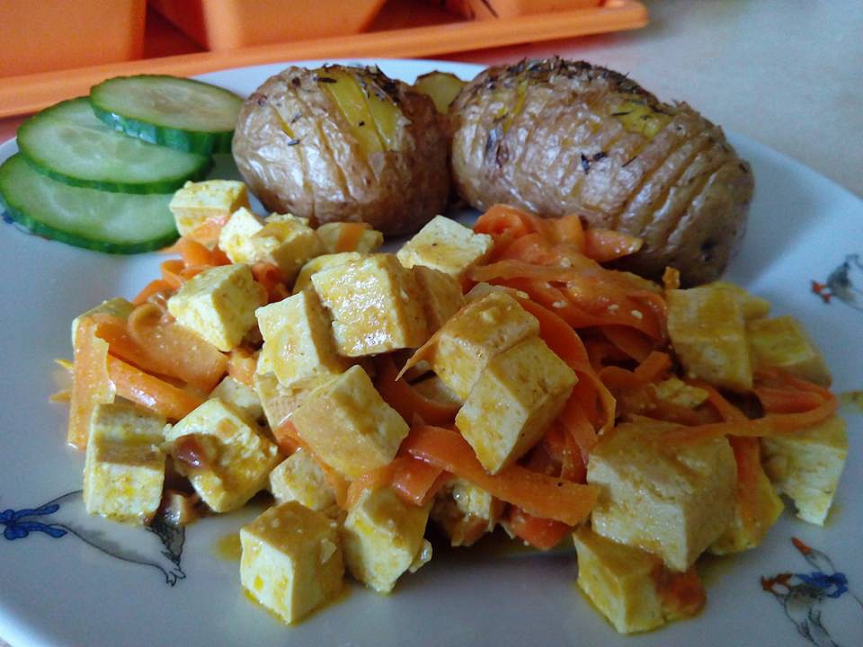 Tofu směs s mrkví a pečenými brambory_5ff787cf2b159.jpeg