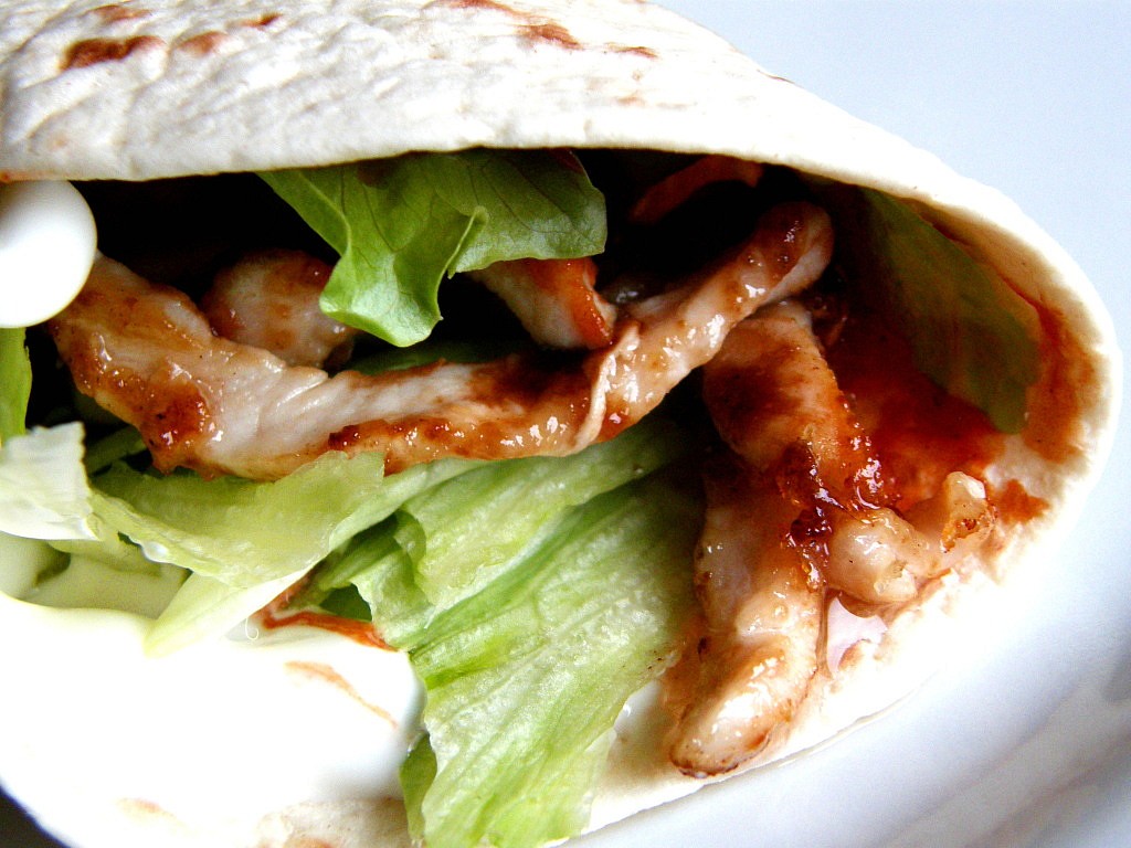 Tortila s kuřecím masem a sójovou omáčkou