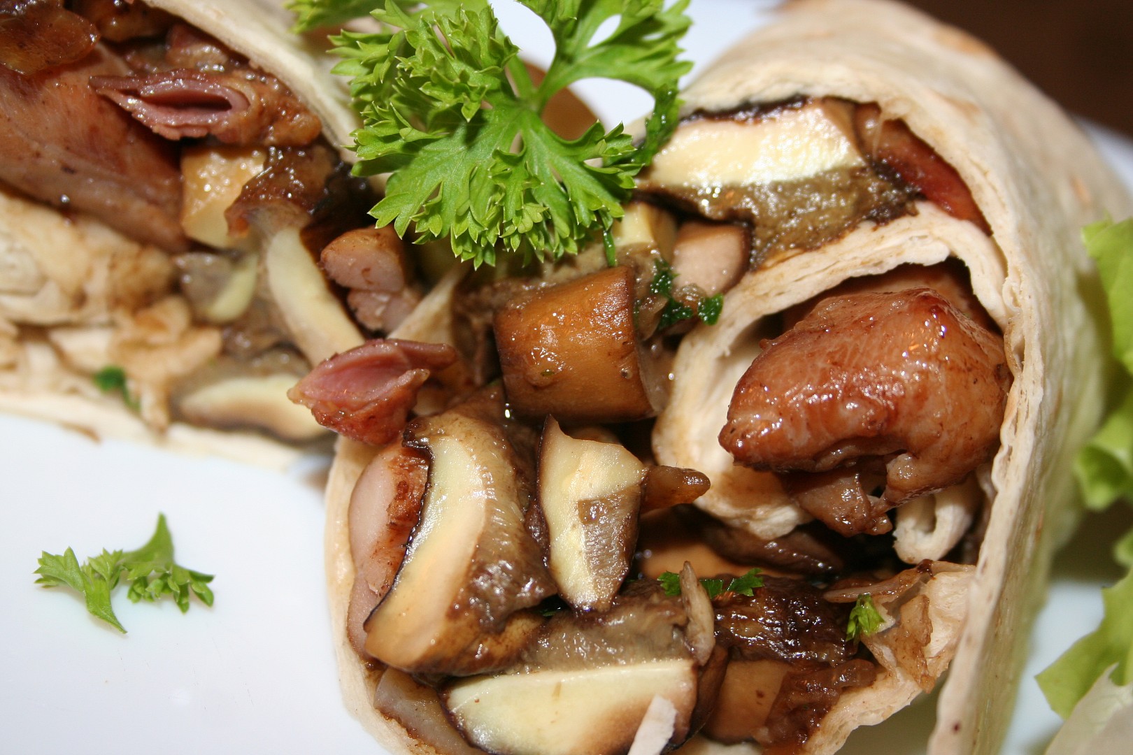 Tortilla se šťavnatým kuřecím masem a hříbky_5ffb9b1a2f56b.jpeg