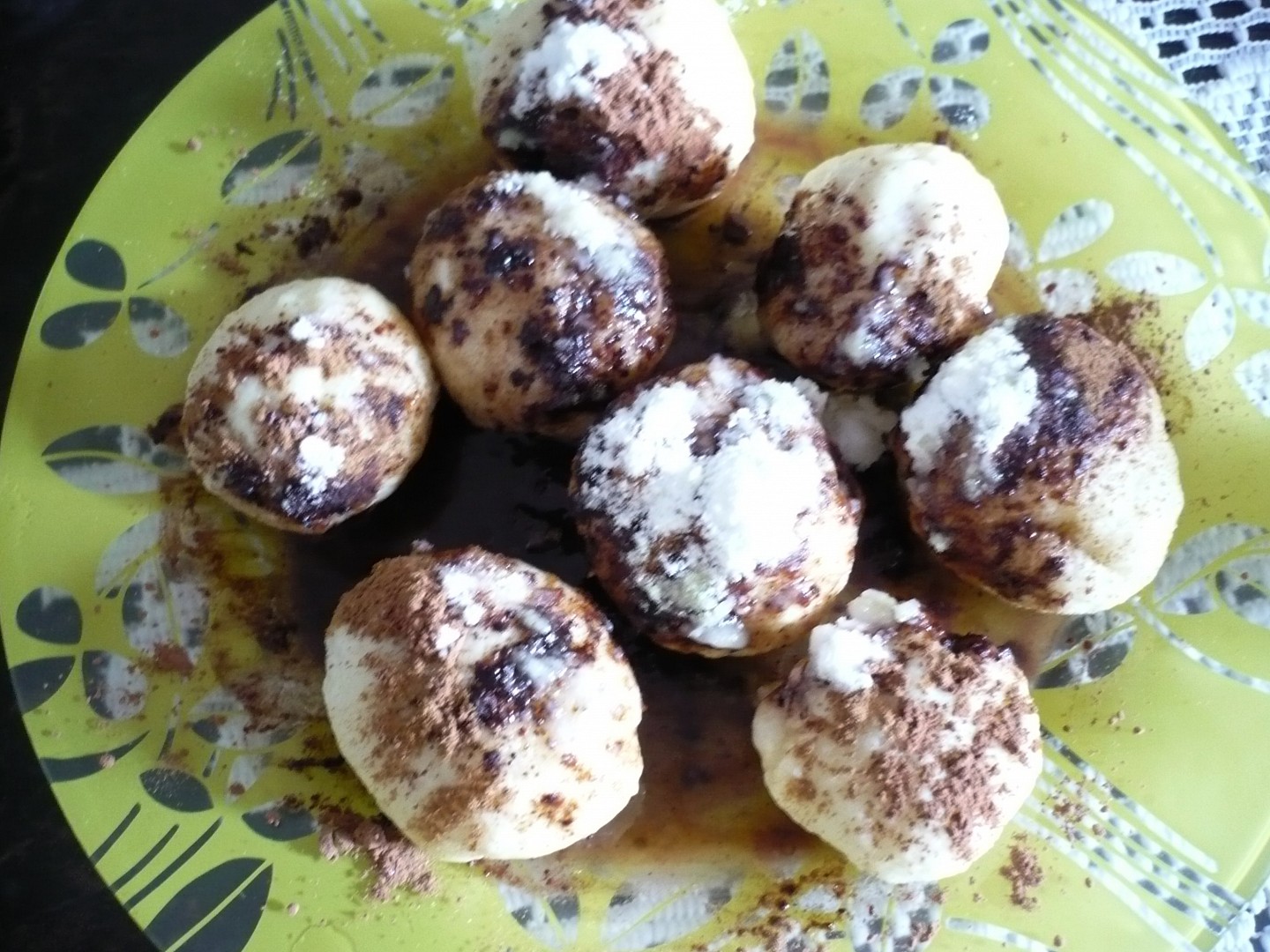 Třešňové kuličky z tvarohového těsta