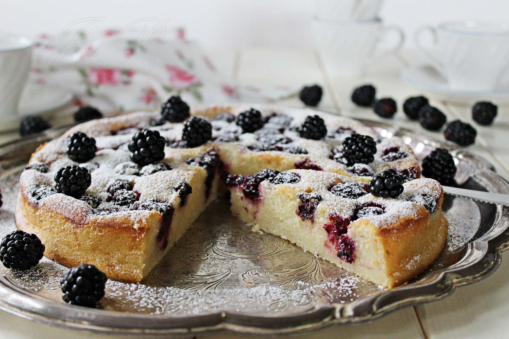 Tvarohový koláč s ostružinami