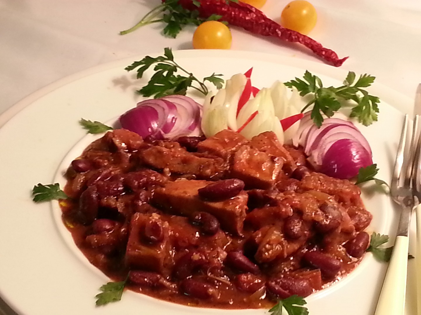 Uzené kostky v pikantní fazolové omáčce_5ff771802bbe4.jpeg