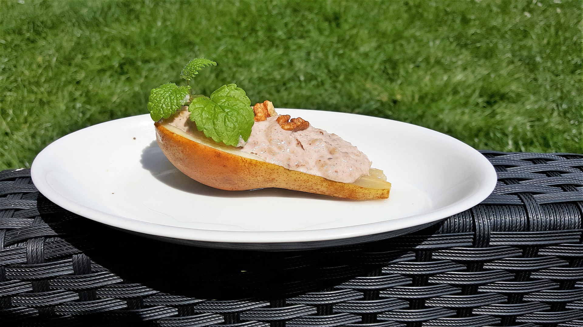 Vařená hruška s ořechy