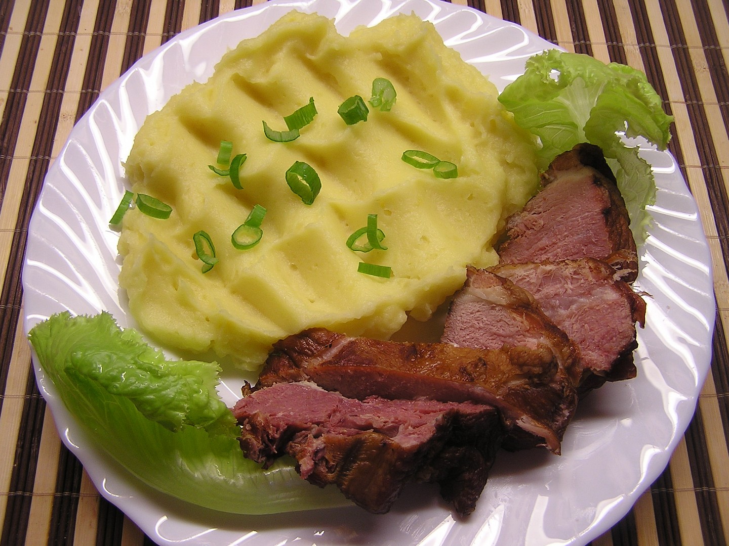 Vařené uzené žebro s křenovou „brkaší“_5ff9e65bf1140.jpeg