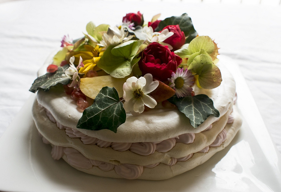 Vegan Pavlova s kokosovou šlehačkou_5ff713a0c5454.jpeg