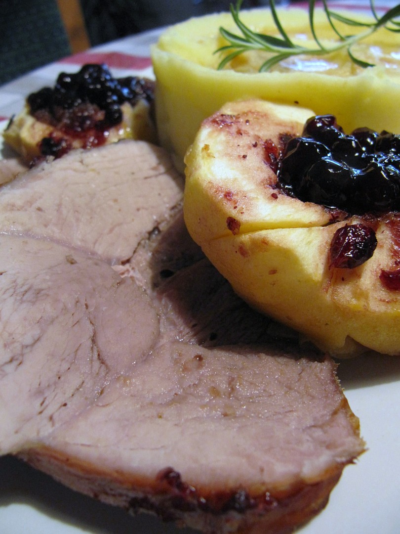 Vepřová pečeně na rozmarýnu s plněnými jablky