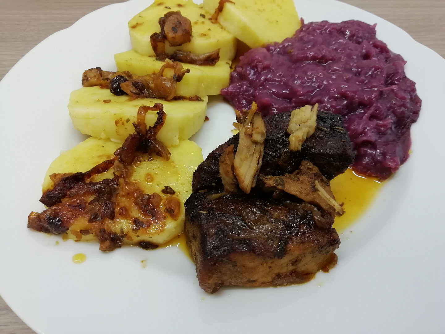 Vepřová pečeně s červeným zelím a bramborovým knedlíkem_5ff66af023d8c.jpeg