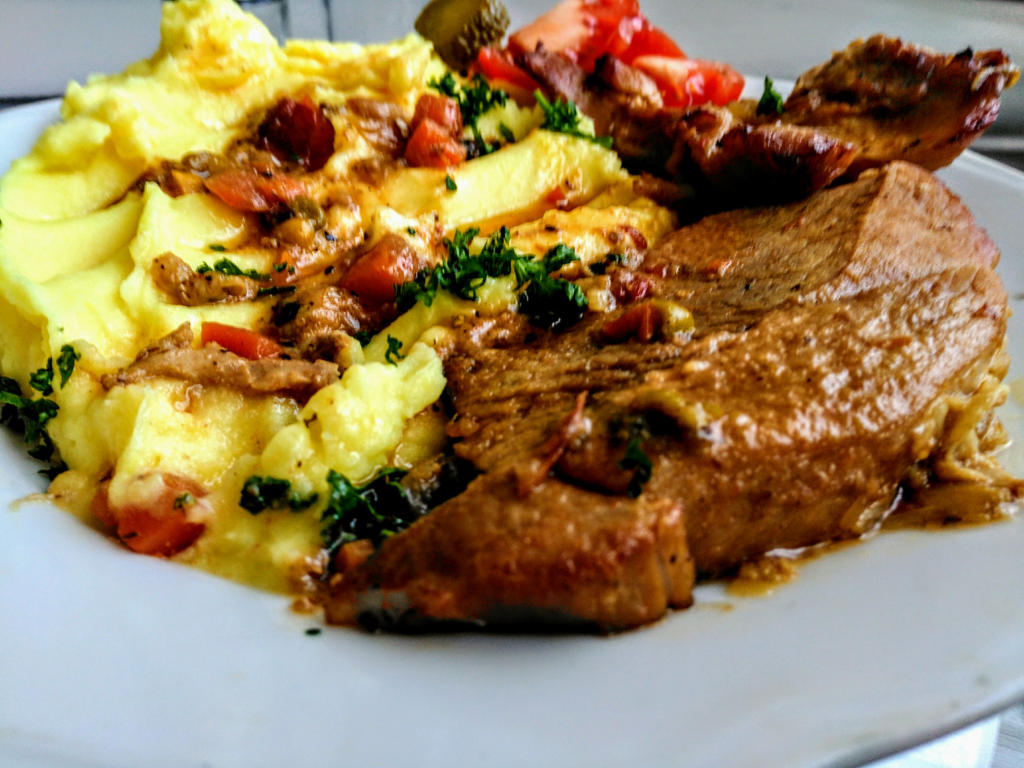 Vepřová plec, pečená v pikantní marinádě s hráškem a mrkví_5ff71074911de.jpeg