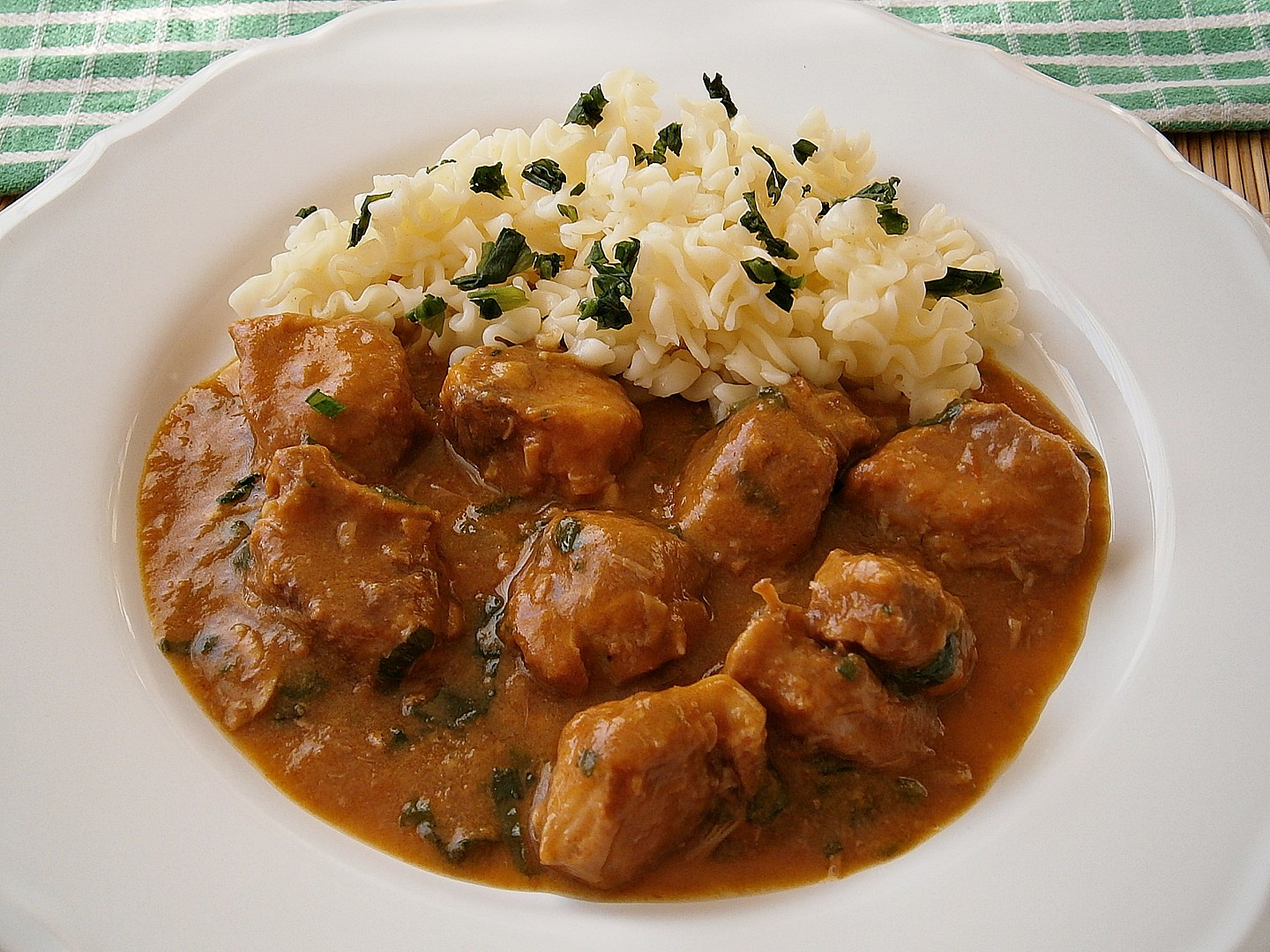 Vepřové kostky na česneku a rajčatovém pyré v pomalém hrnci