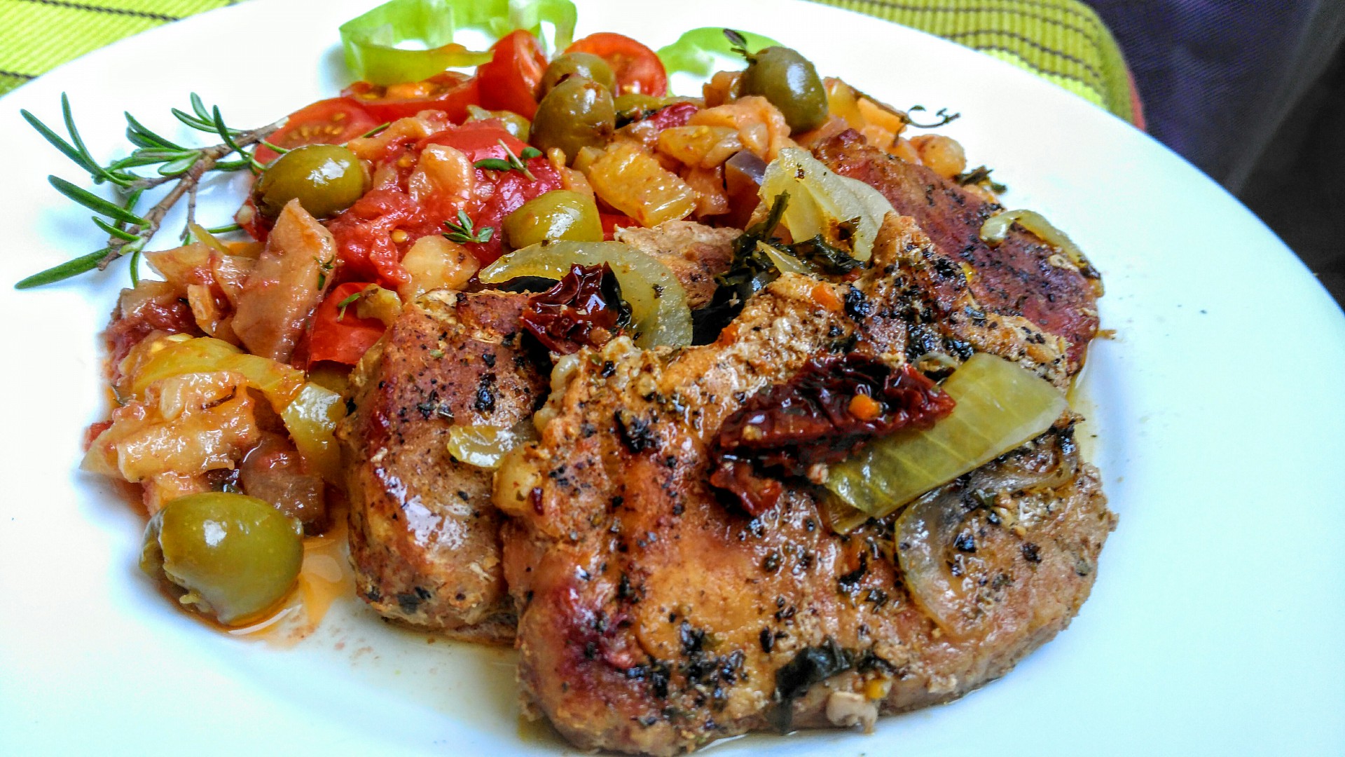 Vepřové kotlety na tymiánu s lilkovou salsou a rajčaty
