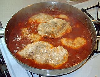 Vepřové kotlety s omáčkou se šunkou a okurkami.(Sertésborda Hentez Módra)_5ffddf912e5ab.jpeg