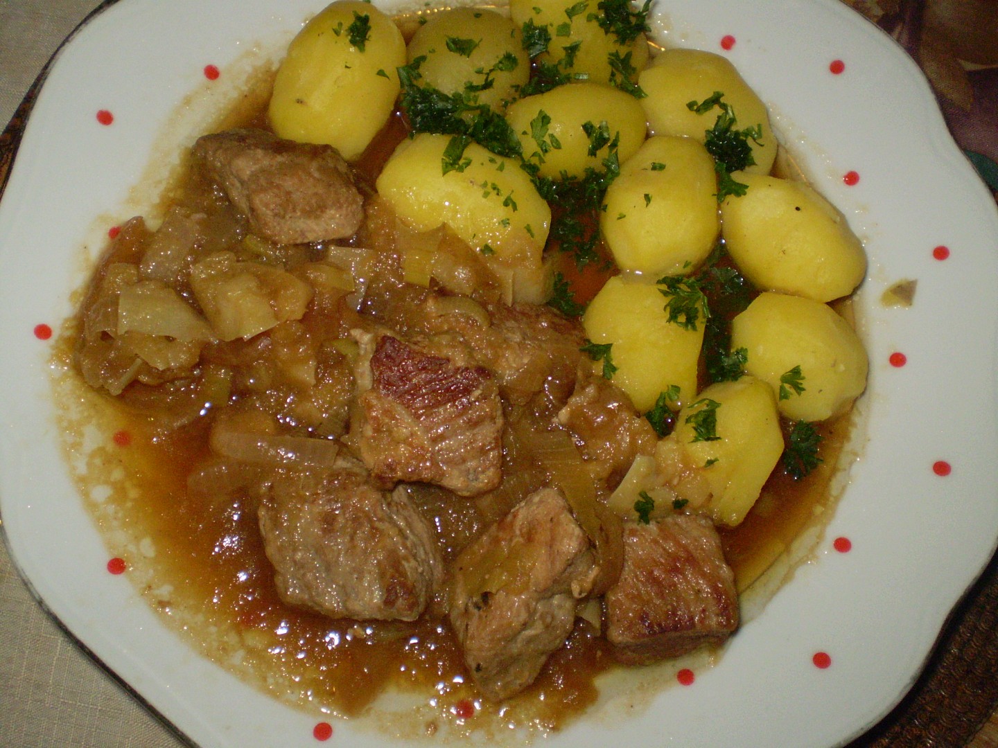 Vepřové medailonky s jablíčky, pórkem a paprikou_5ffcb940bf797.jpeg