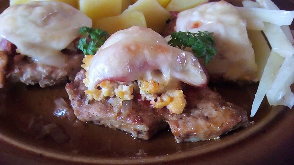 Vepřové plátky zapečené s vajíčky, slaninou a sýrem