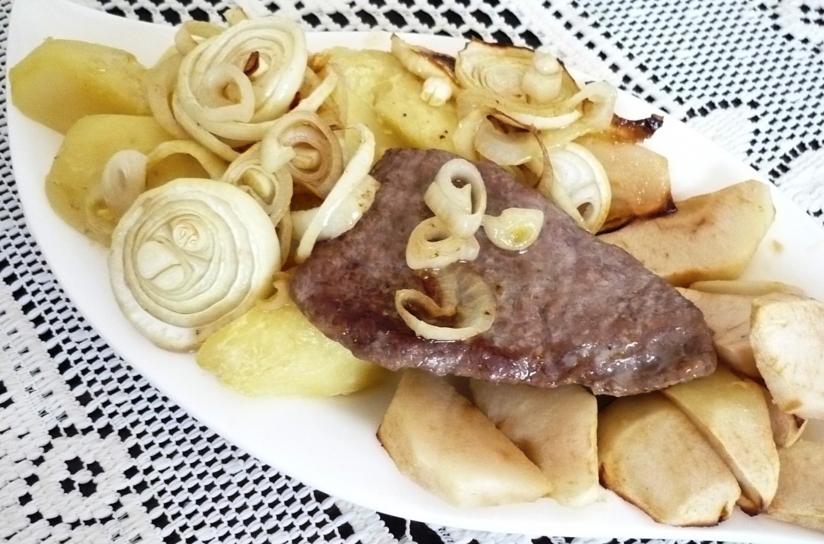 Vepřové steaky s jablky a cibulí_5ff8f2fb31308.jpeg