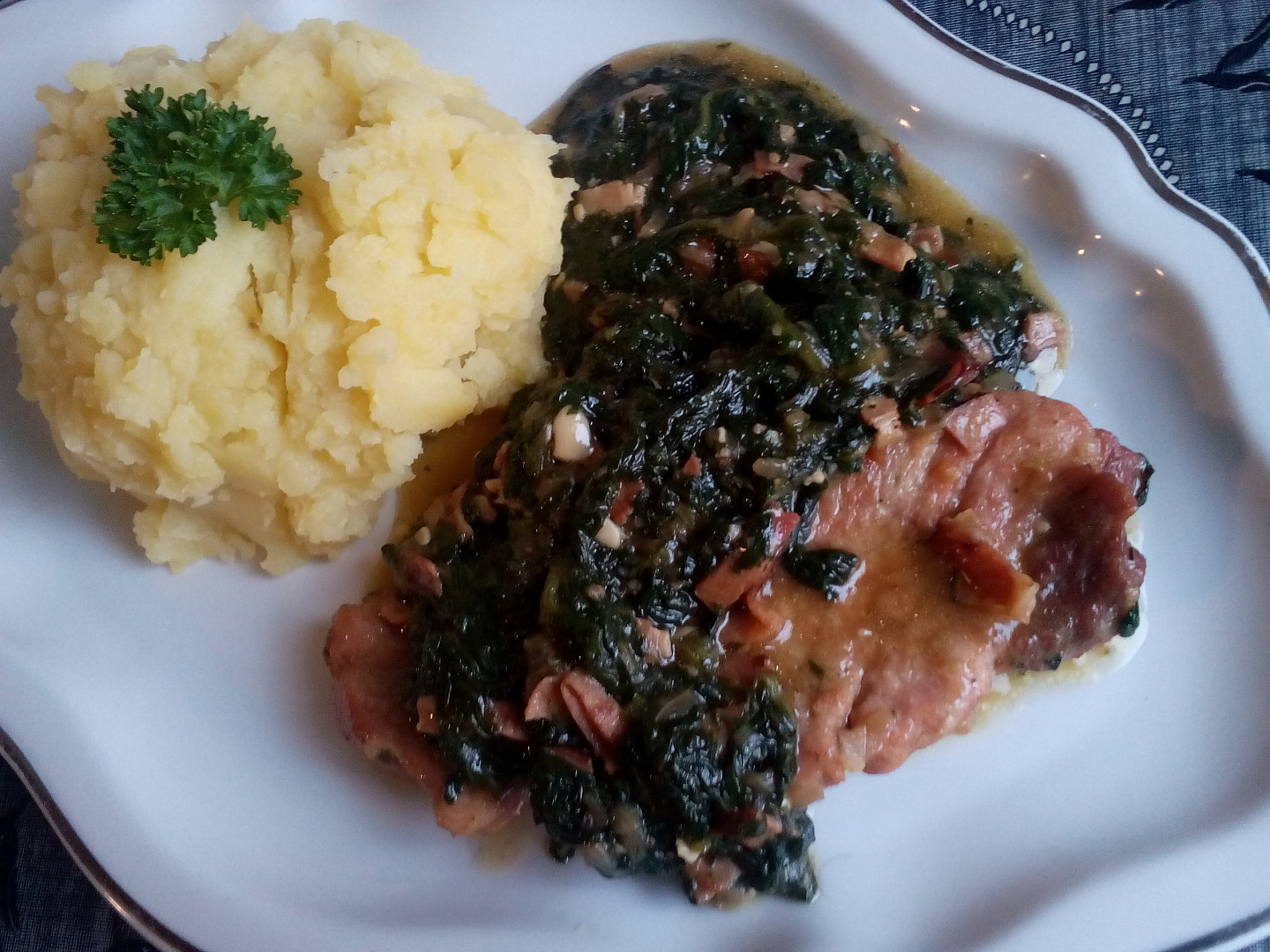 Vepřový plátek s listovým špenátem