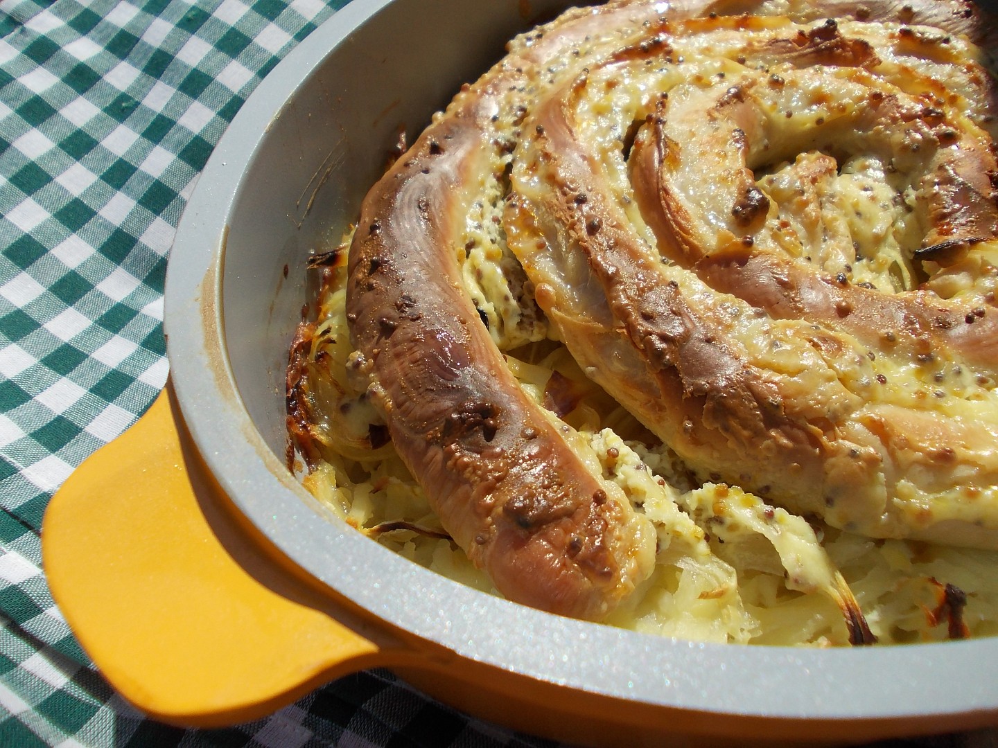 Vinná klobása s hrubozrnnou hořčicí a strouhanými bramborami_5ff820b00ccdf.jpeg