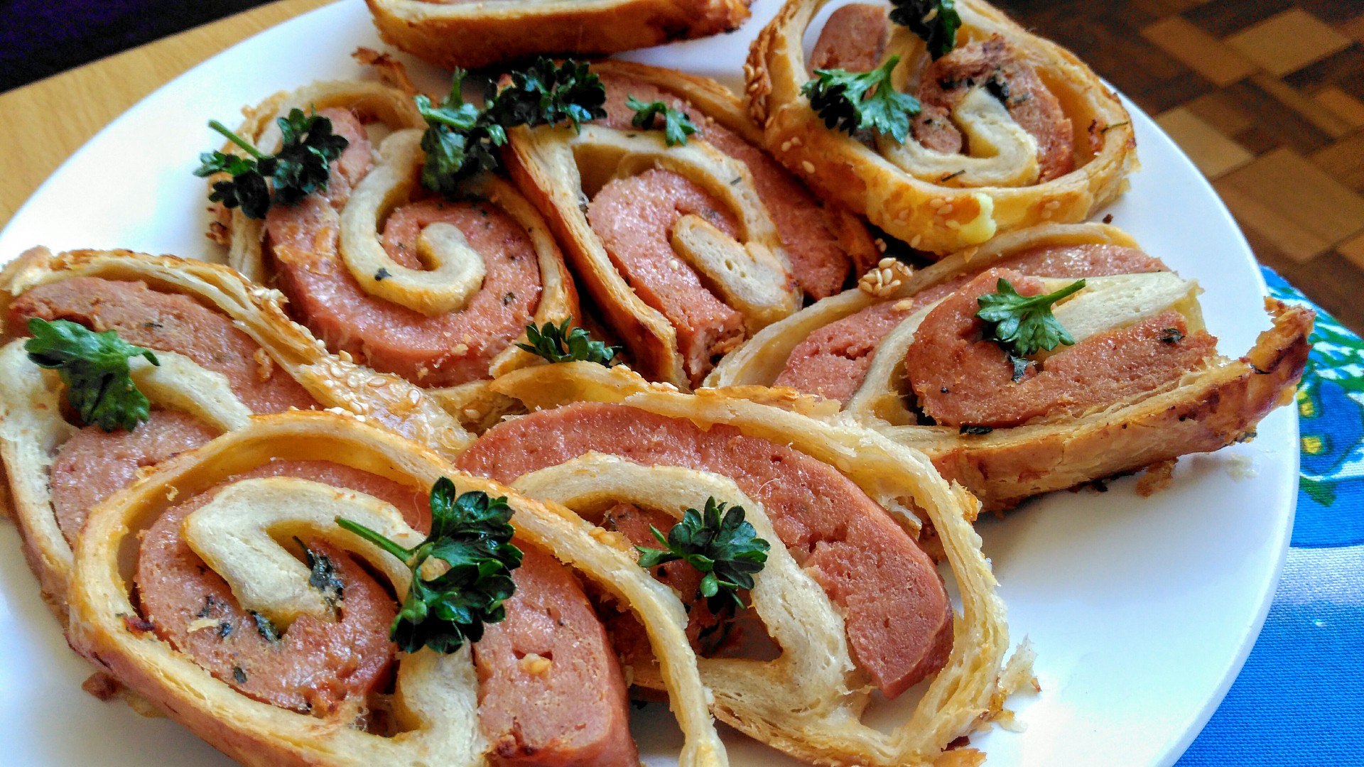 Vinná klobása, zapečená jako roláda (závin) v listovém těstě_5ff77389ba279.jpeg