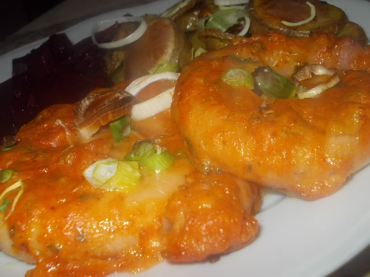 Vinná klobáska v těstíčku a bylinkách s opečeným bramborem