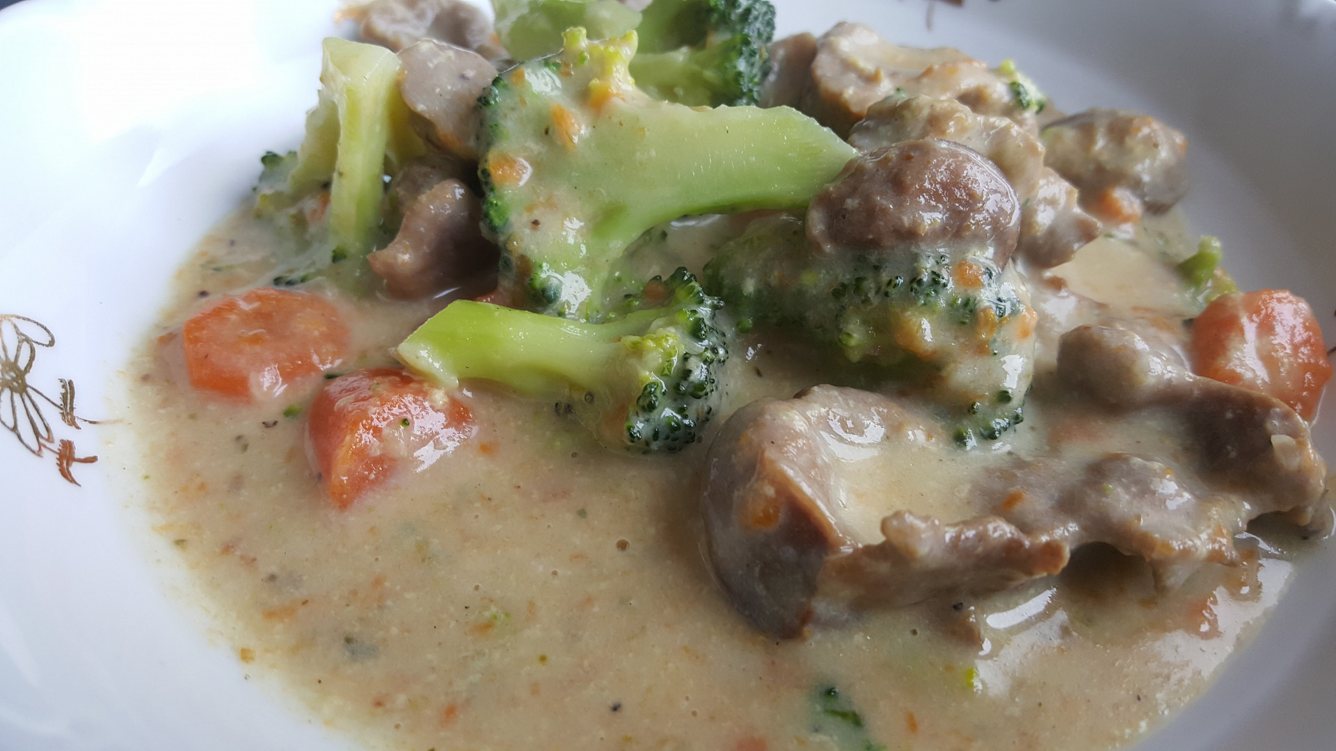 Zadělávané kuřecí žaludky s mrkví a brokolicí_5ff6d02cb1d6f.jpeg